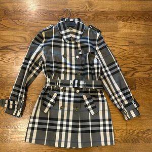 Burberry trench coat. Sz M. Used excellent condition.